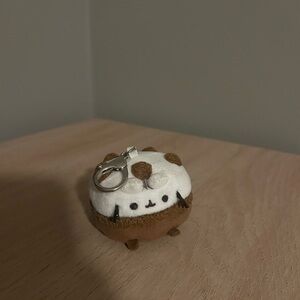 pusheen brown and white cat cake keychain
